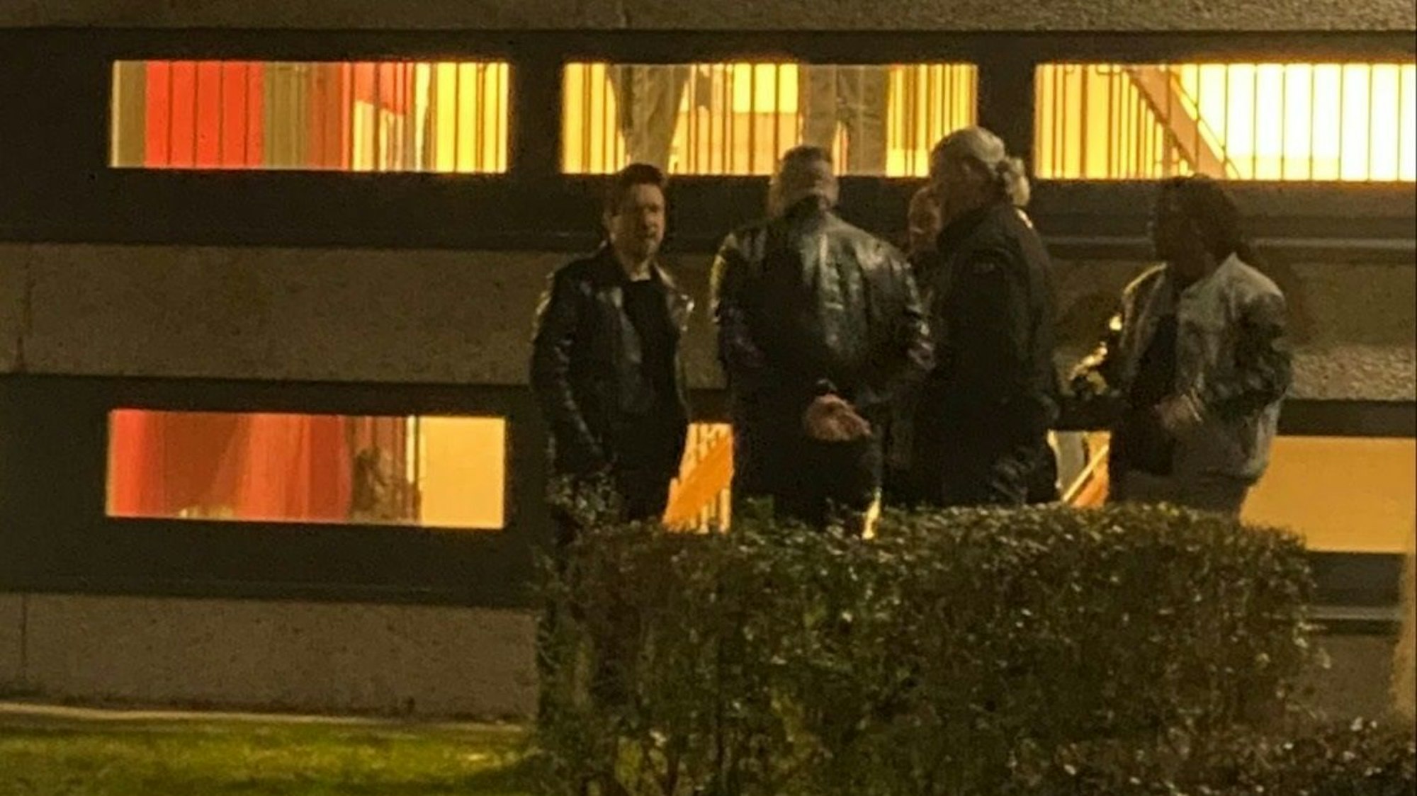 Oliver Pocher (links) am Freitagabend (15. Dezember) vor dem Euskirchener Stadttheater.