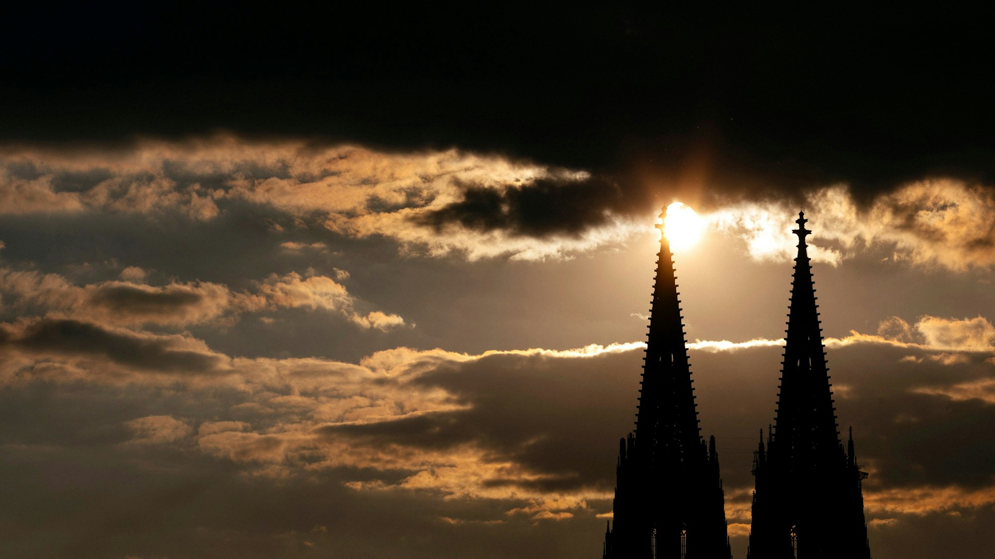 Gewitterwolken über dem Kölner Dom. (Symbolbild)