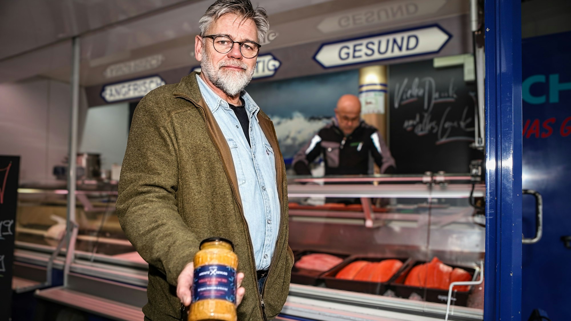 Frank Arentz hält seine vegetarische Kochbasis in der Hand.