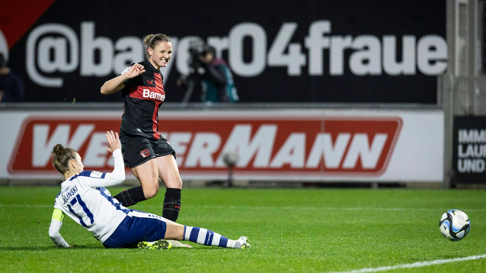 Bayer 04 Leverkusen vs. MSV Duisburg, 15.12.2023 Verena Wieder Bayer 04 Leverkusen, 31 schießt zum 4:1 Google Pixel Frauen-Bundesliga, Spieltag 10: Bayer 04 Leverkusen vs. MSV Duisburg am 15.12.2023 im Ulrich-Haberland-Stadion in Leverkusen. Die DFL-Bestimmungen verbieten die Verwendung von Fotografien als Bildsequenzen und/oder Quasi-Videos. *** Bayer 04 Leverkusen vs MSV Duisburg, 15 12 2023 Verena Wieder Bayer 04 Leverkusen, 31 shoots to 4 1 Google Pixel Womens Bundesliga, Matchday 10 Bayer 04 Leverkusen vs MSV Duisburg on 15 12 2023 at Ulrich Haberland Stadium in Leverkusen The DFL regulations prohibit the use of photographs as image sequences and or quasi videos Copyright: xBEAUTIFULxSPORTS/AxelxKohringx