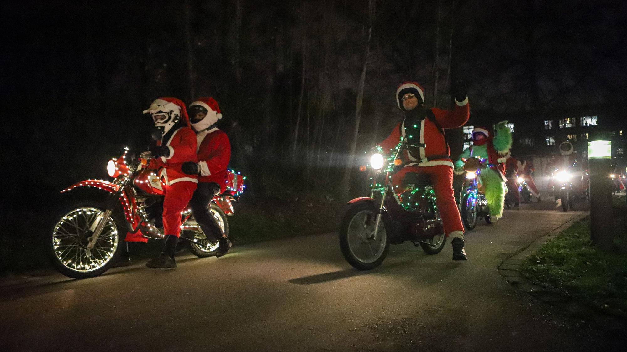 Mit etwa 120 geschmückten Mofas fuhren die verkleideten Weihnachtsmänner durch Leverkusen.