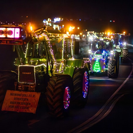 Das Bild zeigt zahlreiche Traktoren auf dem Weg nach Euskirchen.