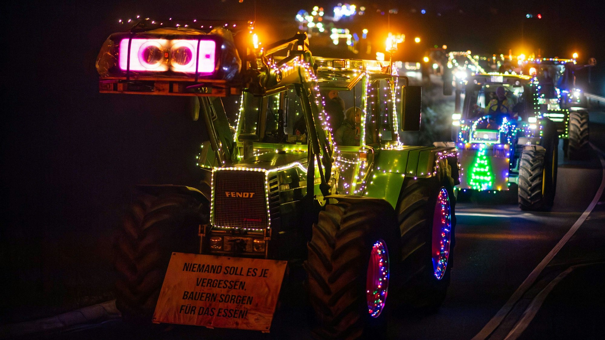 Das Bild zeigt zahlreiche Traktoren auf dem Weg nach Euskirchen.