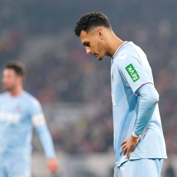 FC-Stürmer Davie Selke lässt nach der Pleite in Freiburg den Kopfd hängen.