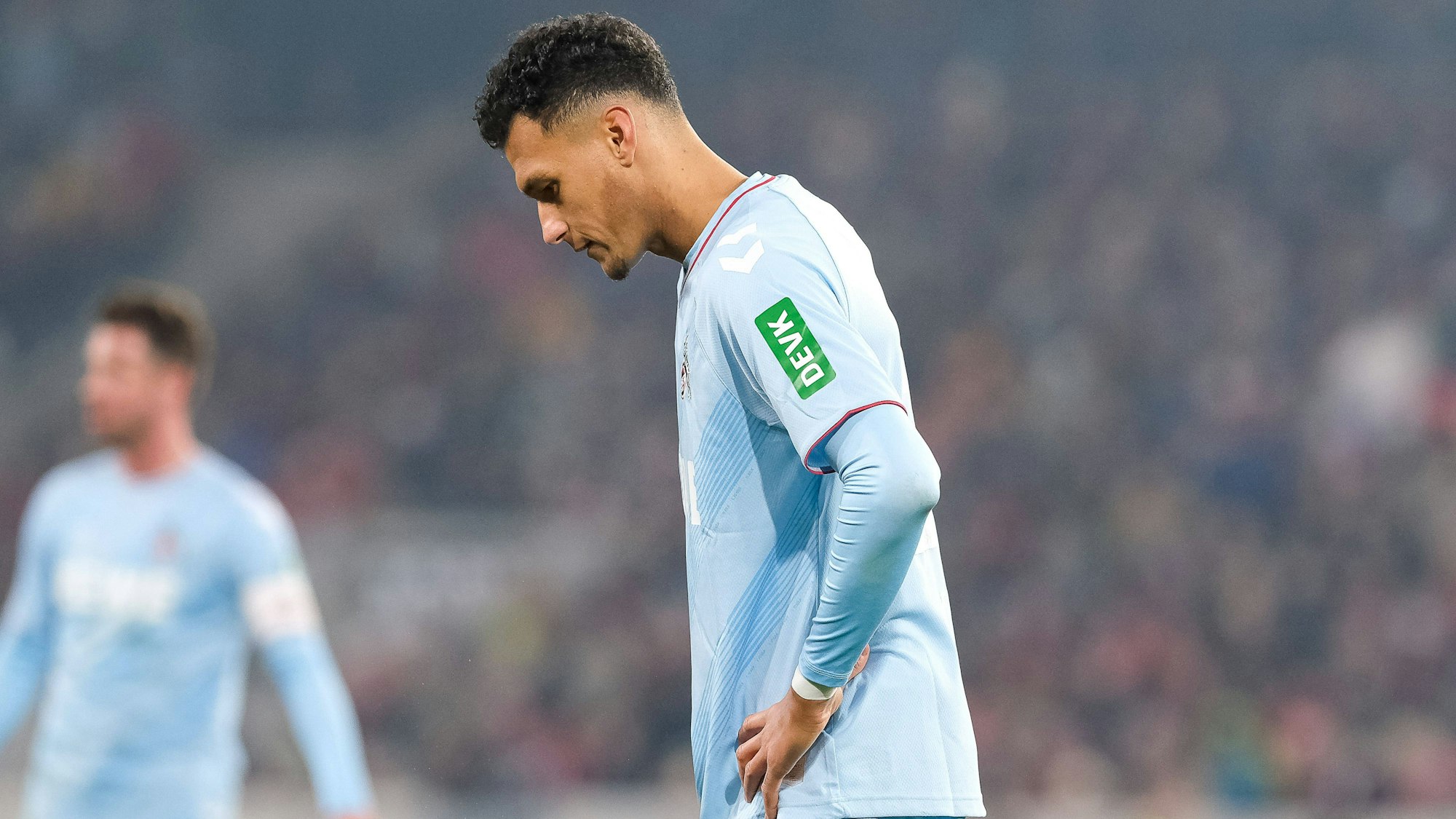 FC-Stürmer Davie Selke lässt nach der Pleite in Freiburg den Kopfd hängen.