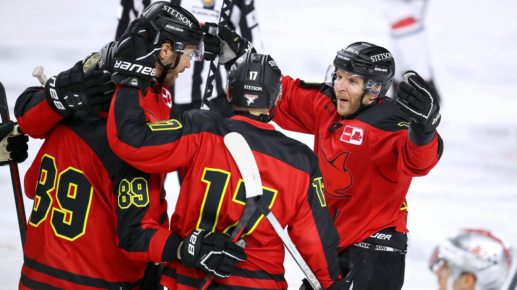 Haie-Torjubel nach dem 3:2 durch Alexander Grenier.