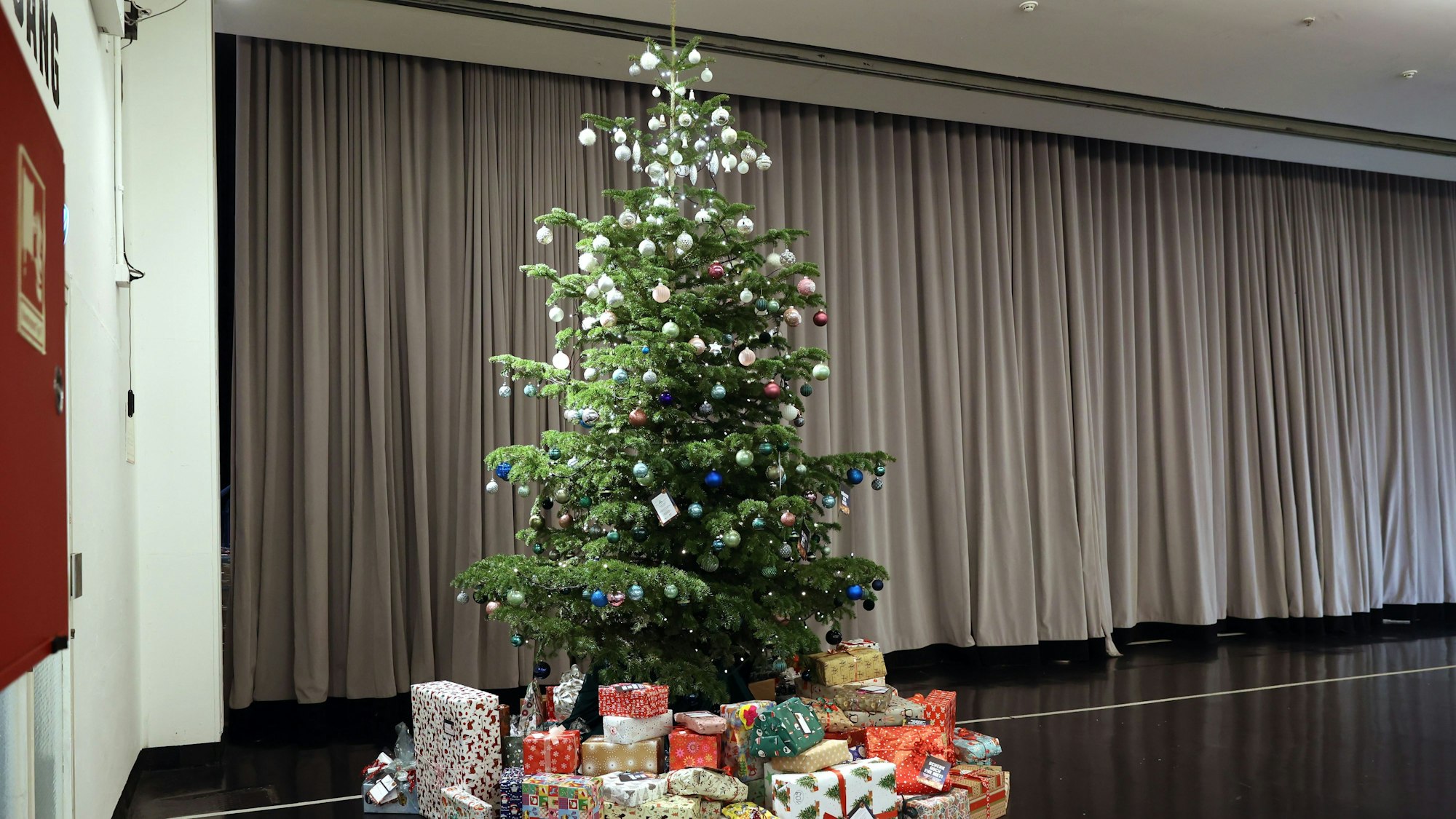 16.12..2023
Köln:
Traditionelle Rotkreuz-Benefizmatinee für Menschen in Not. Auch eine große Rotkreuz-Tombola mit zahlreichen attraktiven Preisen sowie der Kostümverkauf aus dem Opernfundus gehören zum Rahmenprogramm der beliebten Veranstaltung.
Foto: Martina Goyert