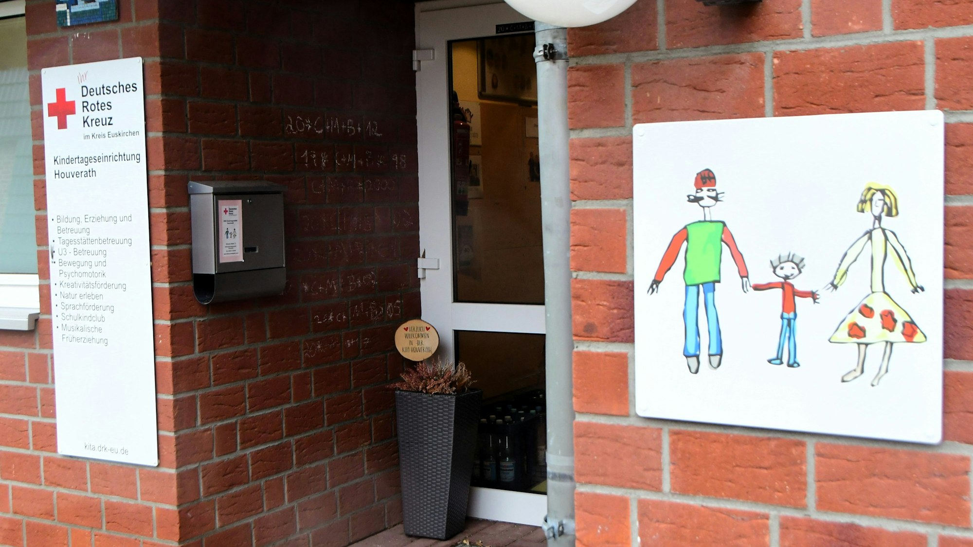 Das Bild zeigt den Eingangsbereich der Kita in Houverath.