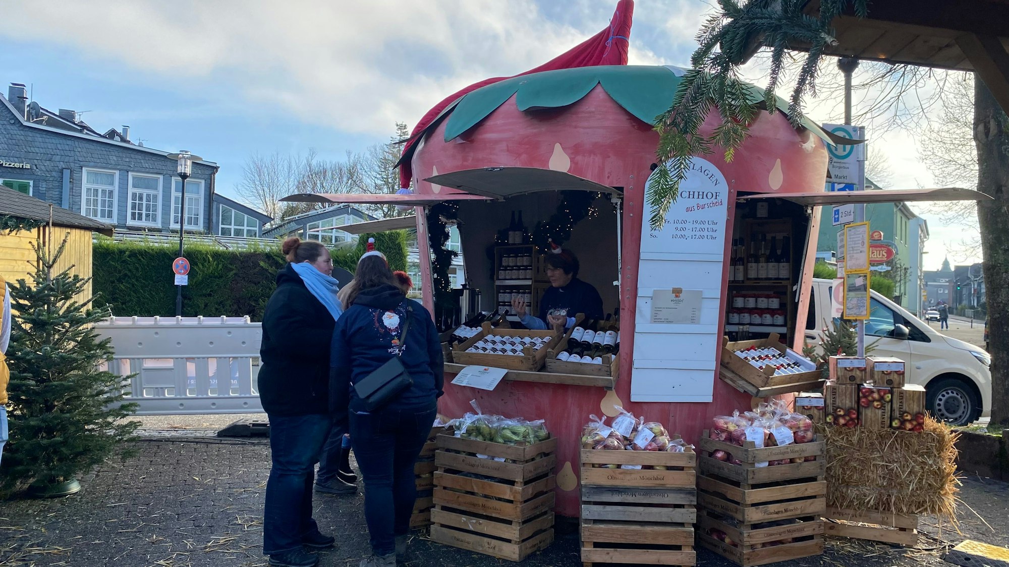 Eine Verkaufserdbeere auf einem Marktplatz
