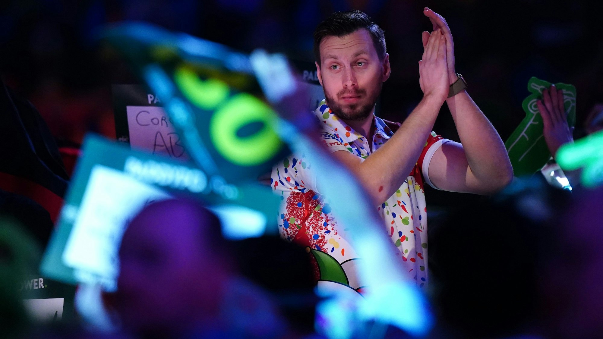 Kölner Darts-Profi Florian Hempel trat im bunten Konfetti- und Köln-Dress an.