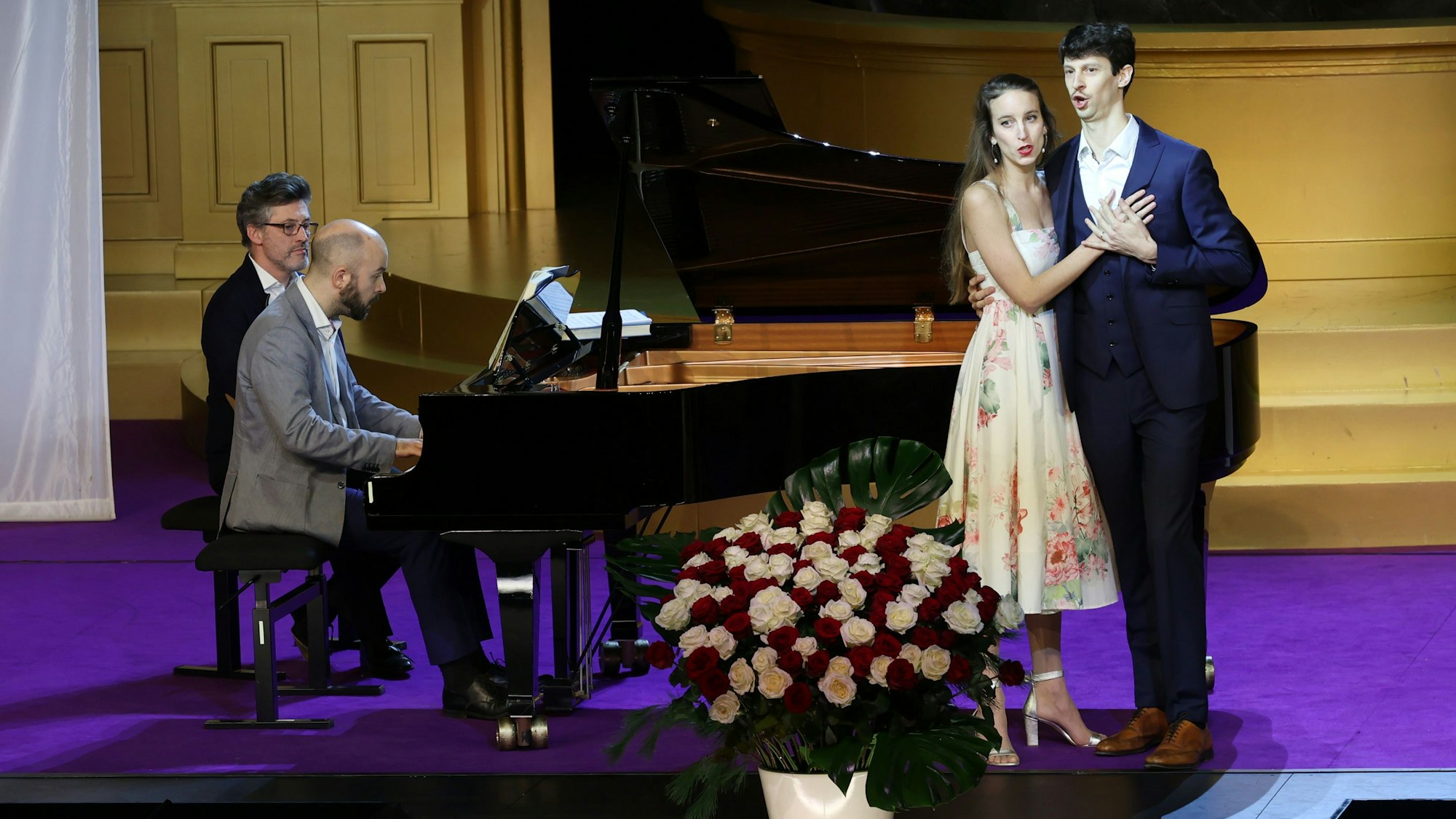 16.12..2023
Köln:
Traditionelle Rotkreuz-Benefizmatinee für Menschen in Not. Auch eine große Rotkreuz-Tombola mit zahlreichen attraktiven Preisen sowie der Kostümverkauf aus dem Opernfundus gehören zum Rahmenprogramm der beliebten Veranstaltung.
Foto: Martina Goyert