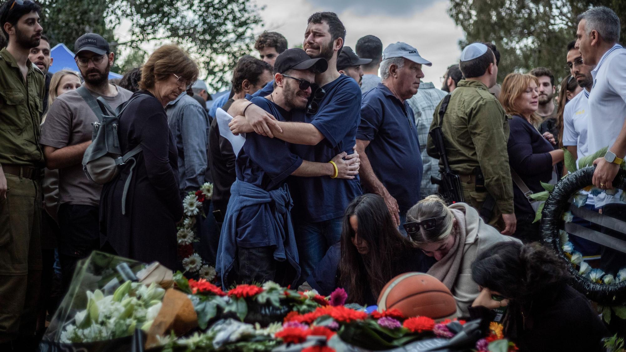 Im israelischen Kibbuz Schefajim nehmen Angehörige und Freunde an einer Beerdigung teil. Drei israelische Geiseln wurden irrtümlich durch Beschuss israelischer Soldaten getötet.