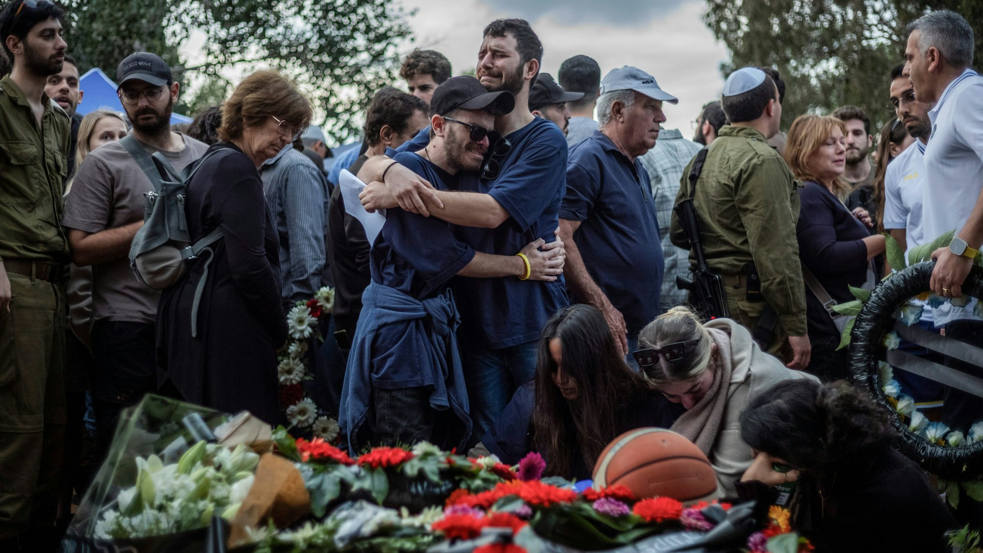 Im israelischen Kibbuz Schefajim nehmen Angehörige und Freunde an einer Beerdigung teil. Drei israelische Geiseln wurden irrtümlich durch Beschuss israelischer Soldaten getötet.