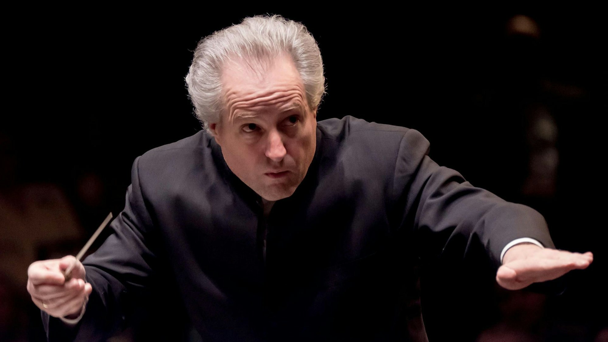 Der österreichische Dirigent Manfred Honeck leitet am 20.05.2016 während eines Auftritts das Pittsburgh Symphony Orchestra in Hannover (Niedersachsen).