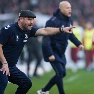 FC-Trainer Steffen Baumgart bei den Aktionen seiner Spieler am Spielfeldrand mit.
