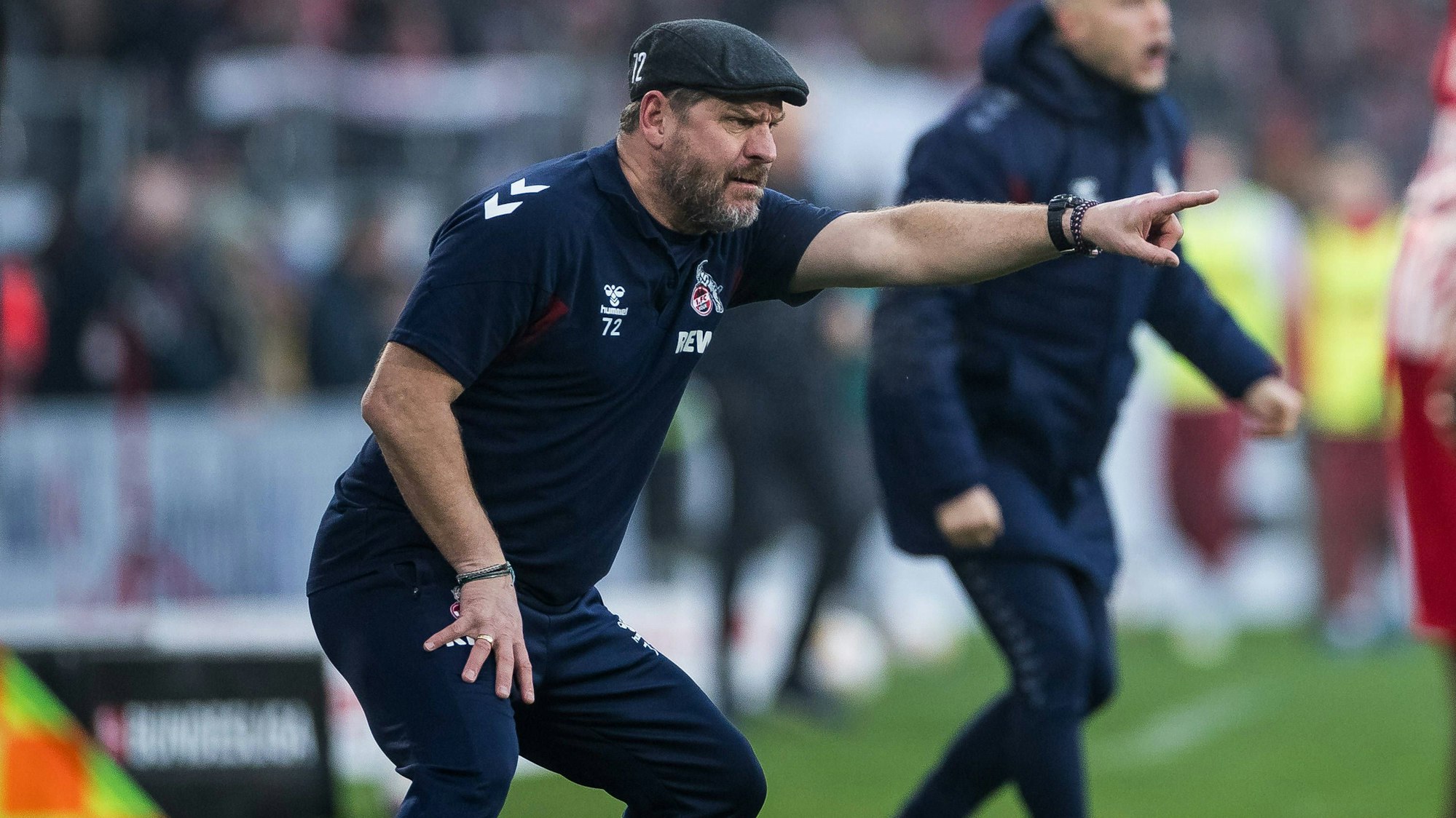 FC-Trainer Steffen Baumgart bei den Aktionen seiner Spieler am Spielfeldrand mit.