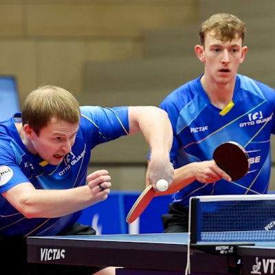 Im Doppel stehen Benedikt Duda und Adrien Rassenfosse an der Tischtennisplatte.