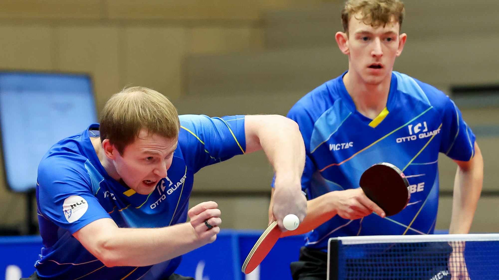 Im Doppel stehen Benedikt Duda und Adrien Rassenfosse an der Tischtennisplatte.