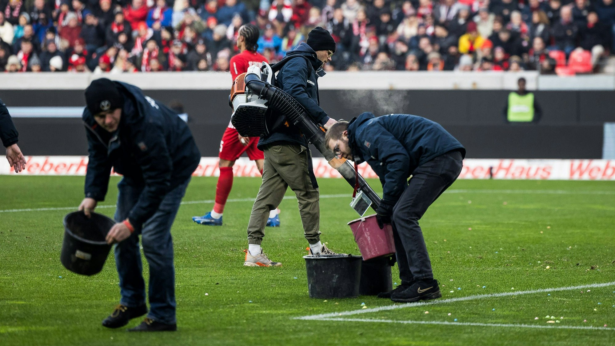 Mit Laubbläser und Manpower rückt man in Freiburg dem DFL Protest zuleibe.