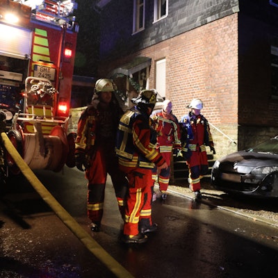 In der Nacht zu Sonntag zerstörte ein Feuer in Engelskirchen-Ründeroth dieses Auto. Es war nah an einem Haus abgestellt, doch konnte die Feuerwehr ein Übergreifen der Flammen verhindern. Das Foto zeigt die Wehrkräfte nach getaner Arbeit.