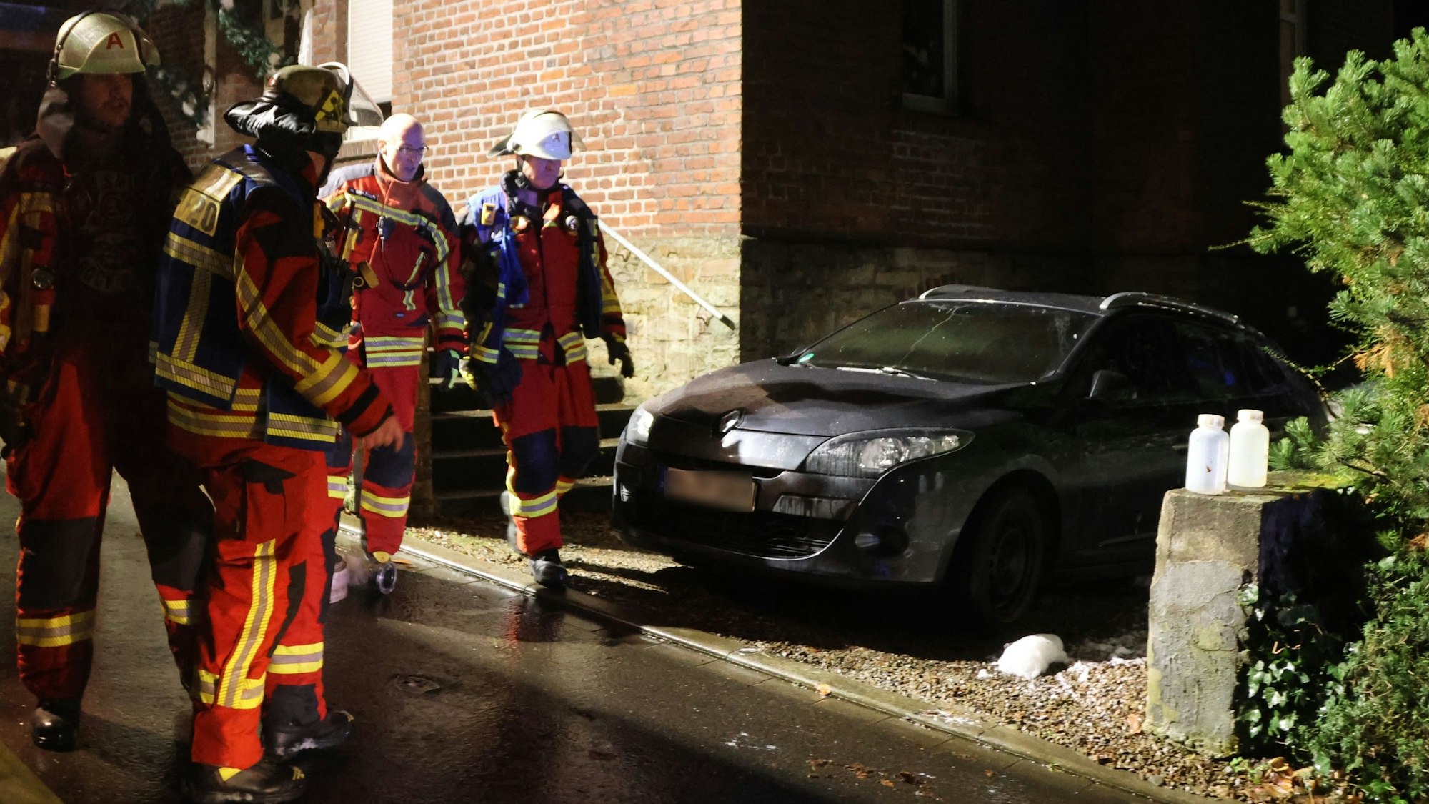 In der Nacht zu Sonntag zerstörte ein Feuer in Engelskirchen-Ründeroth dieses Auto. Es war nah an einem Haus abgestellt, doch konnte die Feuerwehr ein Übergreifen der Flammen verhindern. Das Foto zeigt die Wehrkräfte nach getaner Arbeit.
