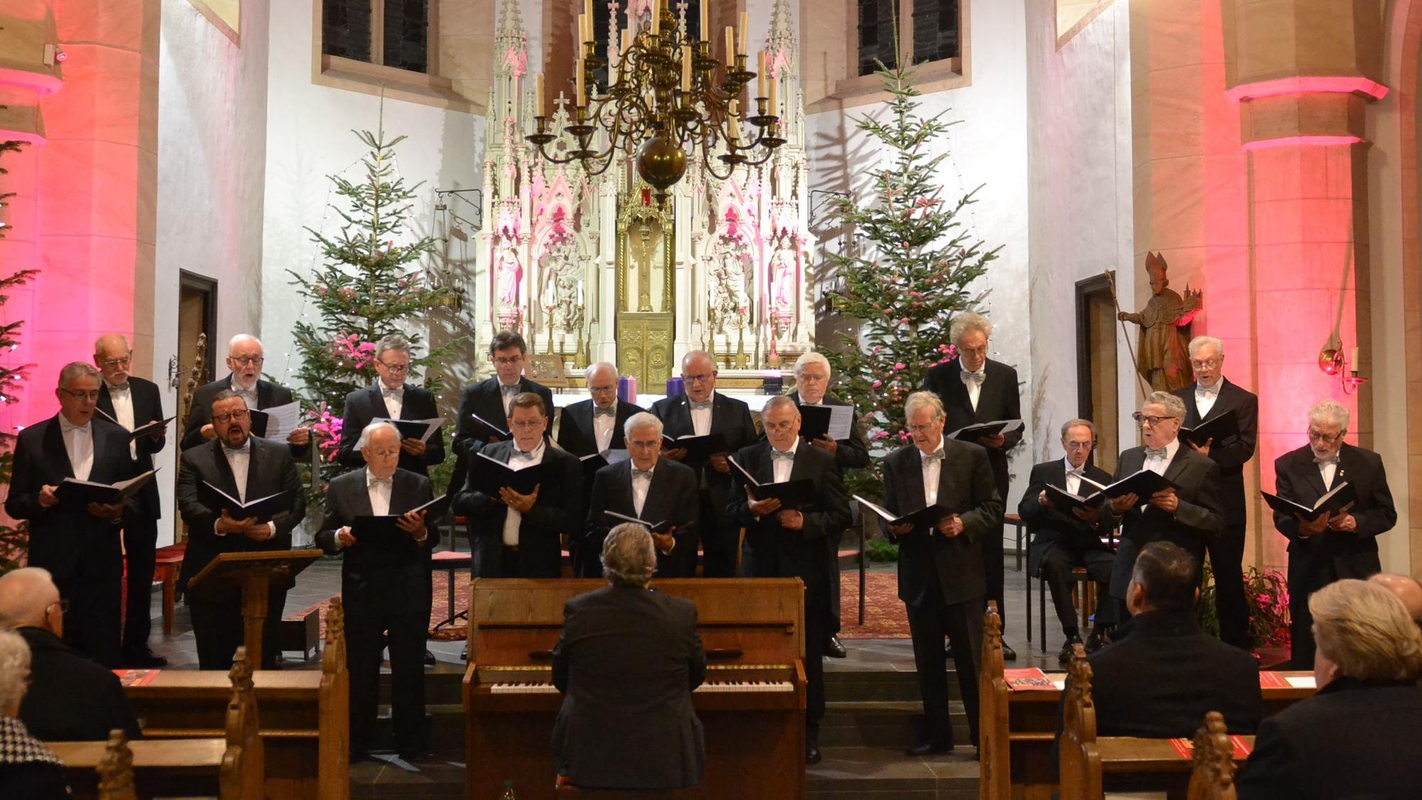 Das Bild zeigt den MGV Kommern während des Auftritts in der Pfarrkirche.