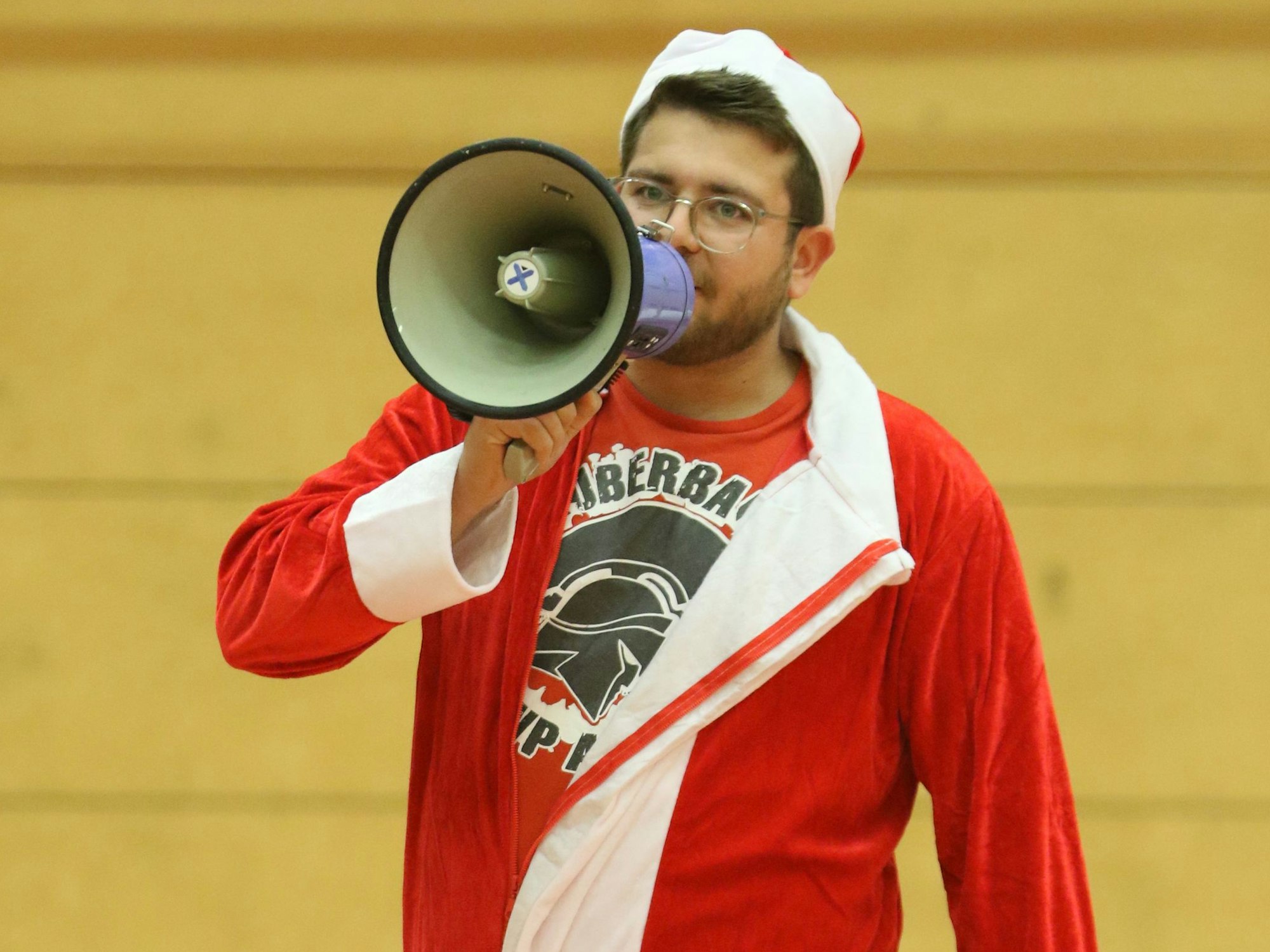 Chris Eifler, Einpeitscher des Palmersheimer Fanclubs, ist als Weihnachtsmann verkleidet und hält das Megafon in der Hand.