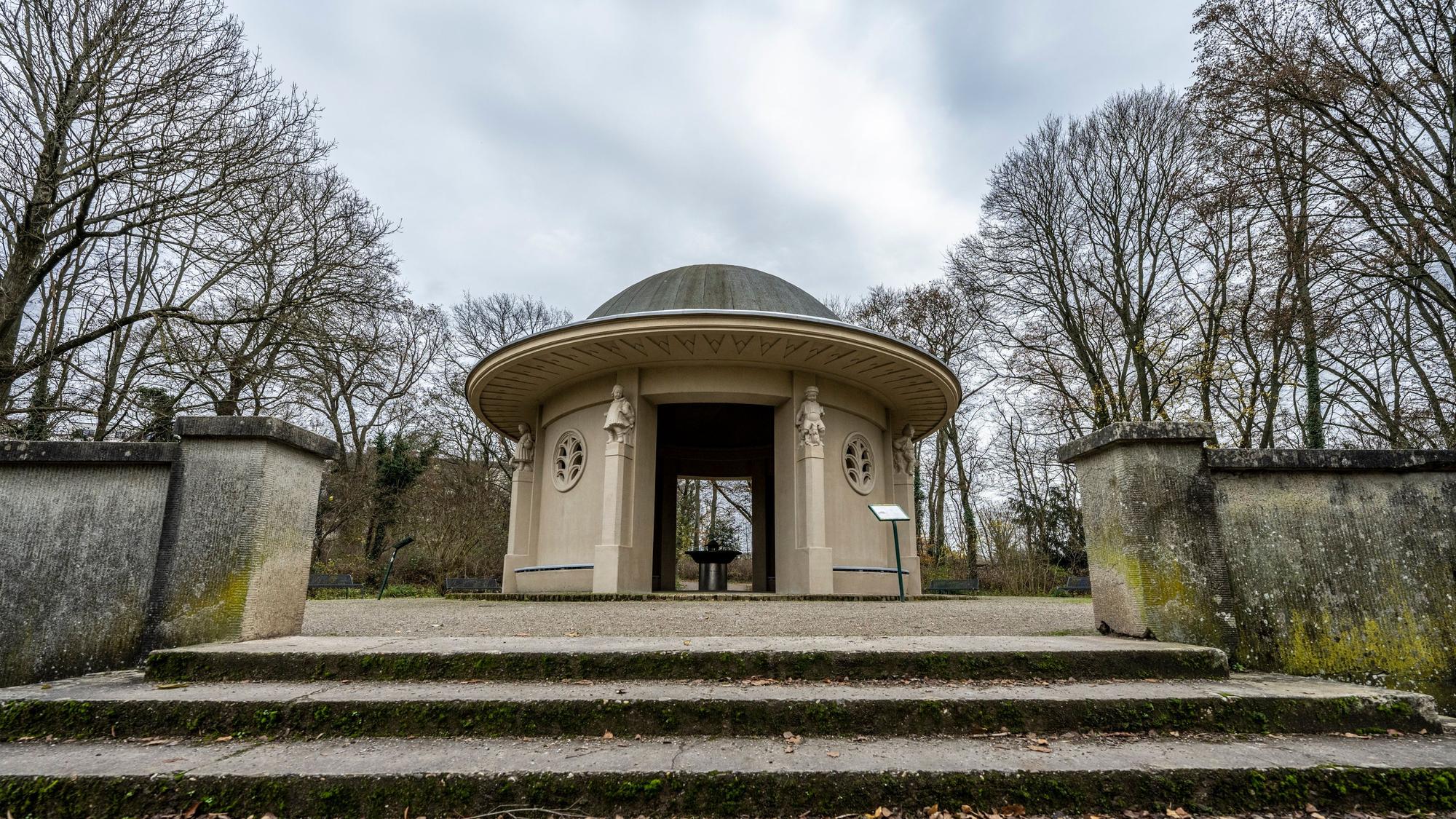Der Brunnentempel im Fritz-Encke-Volkspark.