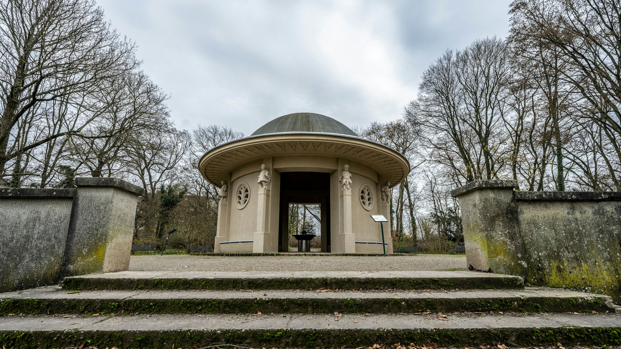 Der Brunnentempel im Fritz-Encke-Volkspark.