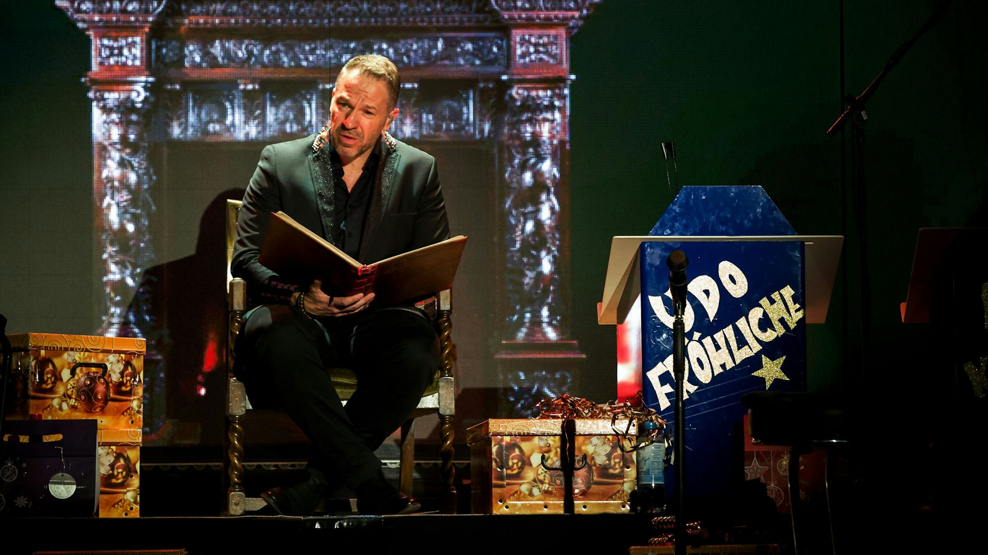 Premiere der Höhner Weihnachtsshow 2023 im Maritim Hotel Köln. Patrick Lück erzählt die Geschichte vom kleinen Glück.