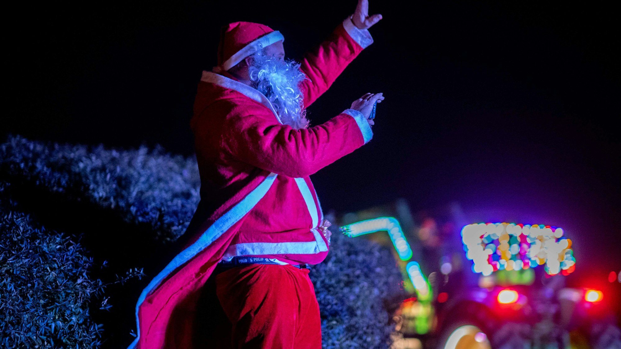 Das Bild zeigt Thomas Gräf, wie er als Nikolaus verkleidet, die Teilnehmer grüßt.