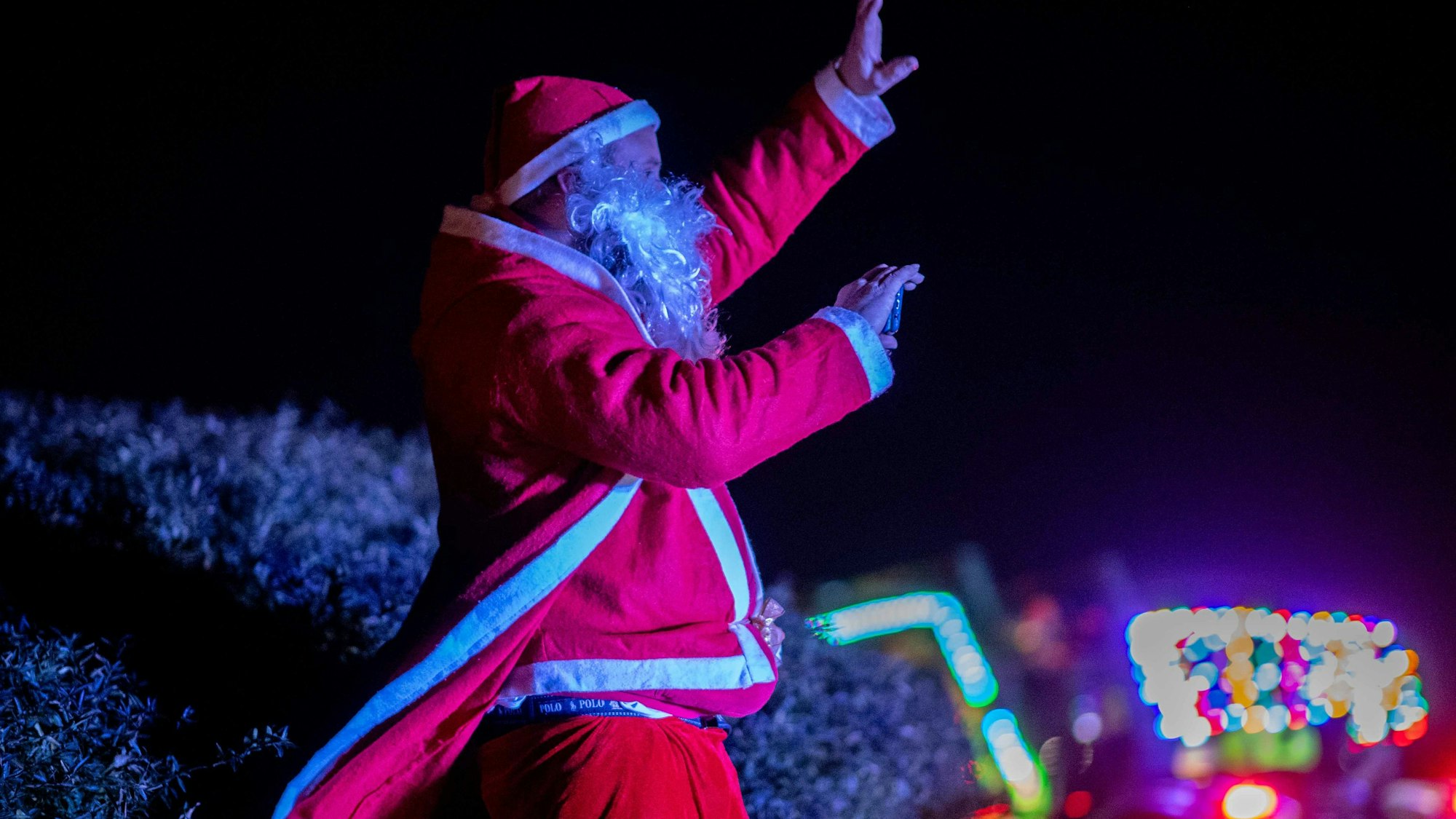 Thomas Gräf winkt im Nikolaus-Kostüm den Besuchern zu.