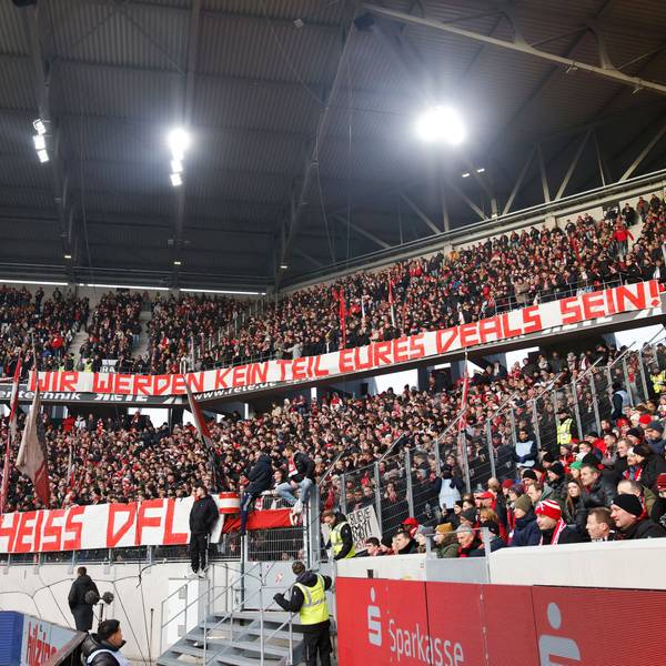 Auswärtsspiel in Freiburg: Anhänger des 1. FC Köln protestieren gegen die Entscheidung der DFL, den Weg für Investoren bei der Vermarktung frei zu machen.