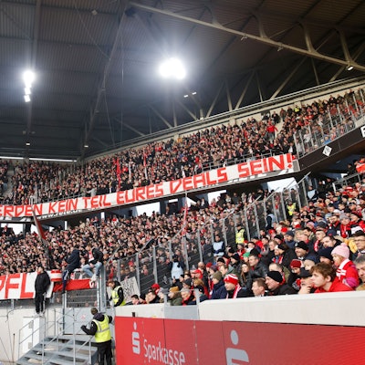 Auswärtsspiel in Freiburg: Anhänger des 1. FC Köln protestieren gegen die Entscheidung der DFL, den Weg für Investoren bei der Vermarktung frei zu machen.