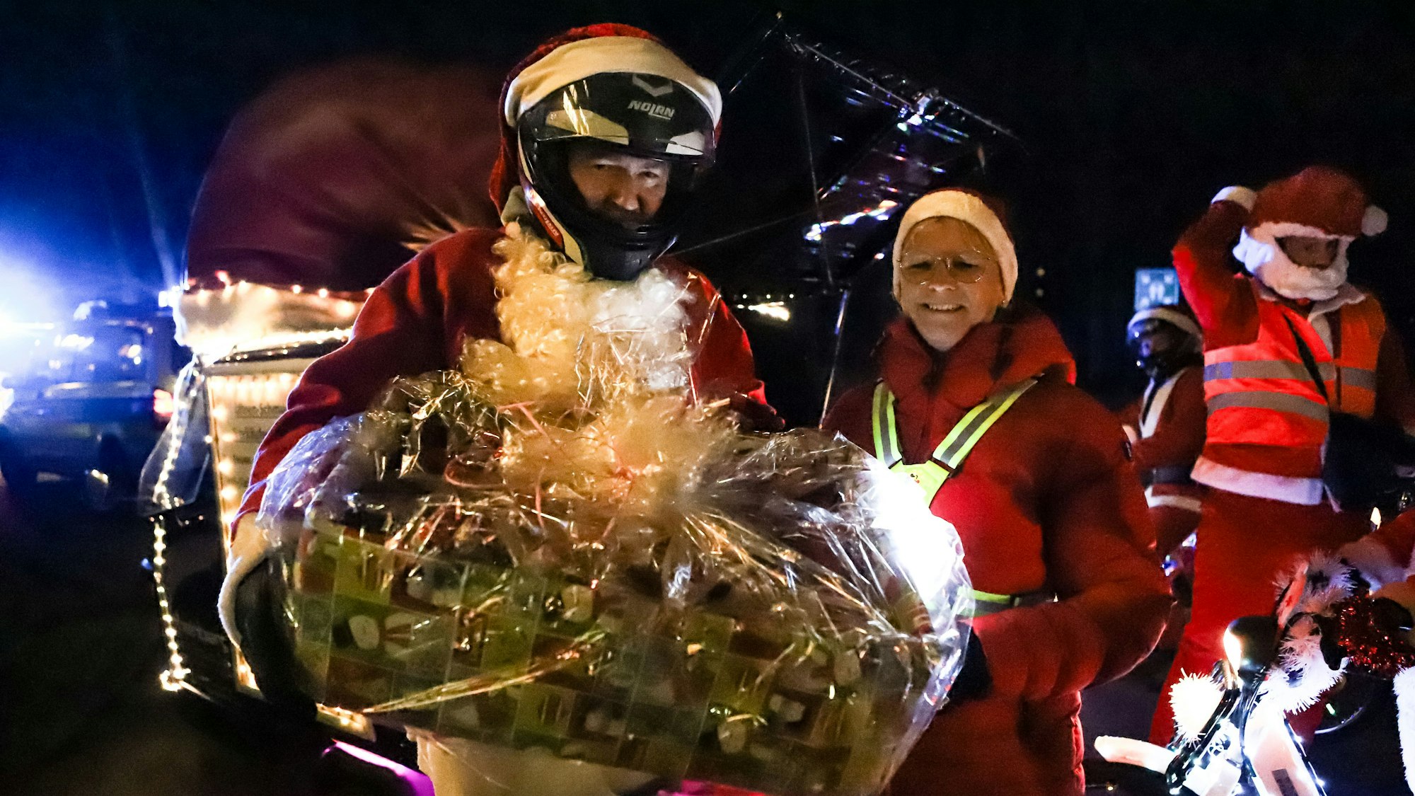 Der Piaggio-Club-Leverkusen übergab dem Klinikum Leverkusen Schokonikoläuse für die Patienten der Kinderklinik.