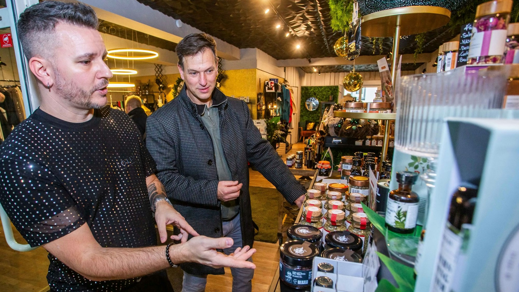 In Wipperfürth handelt Oliver Jacobs (vorne) mit vielen Dingen, die das Leben ein wenig schöner, gemütlicher und auch leckerer machen. Feinkost und Delikatessen sind bei ihm zurzeit der Renner. Unser Foto zeigt ihn im Gespräch mit einem Kunden.