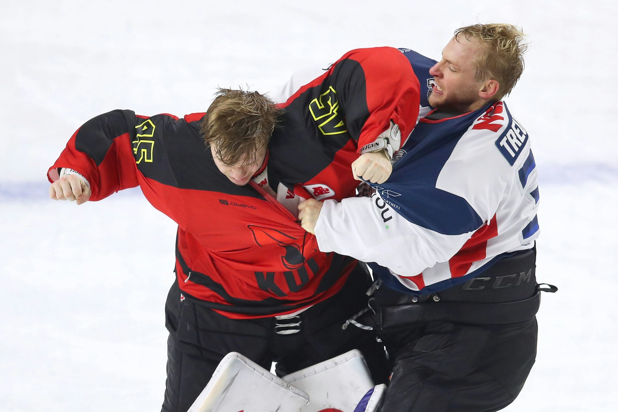 Goalie-Fight zwischen Haie-Torhüter Tobias Ancicka und Nürnbergs Schlussmann Niklas Treutle.