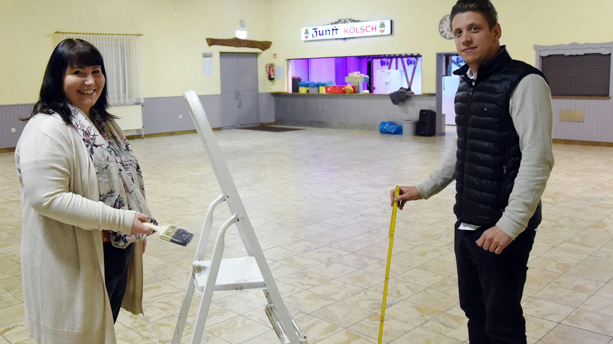 Würden mit der Renovierung des Gemeinschaftshauses am liebsten sofort loslegen: Jugendwartin Anjana Risch und Vorsitzender Tim Duisberg vom Dorfverein in Waldbröl-Schönenbach.