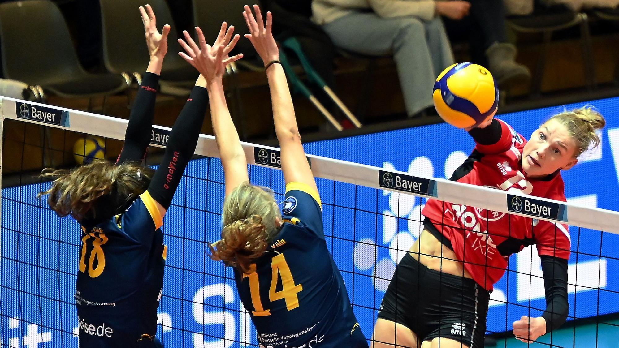 16.12.2023, Volleyball-Bayer Volleys-DSHS Köln
rechts: Laurine Vinkesteijn (Bayer)
Foto: Uli Herhaus