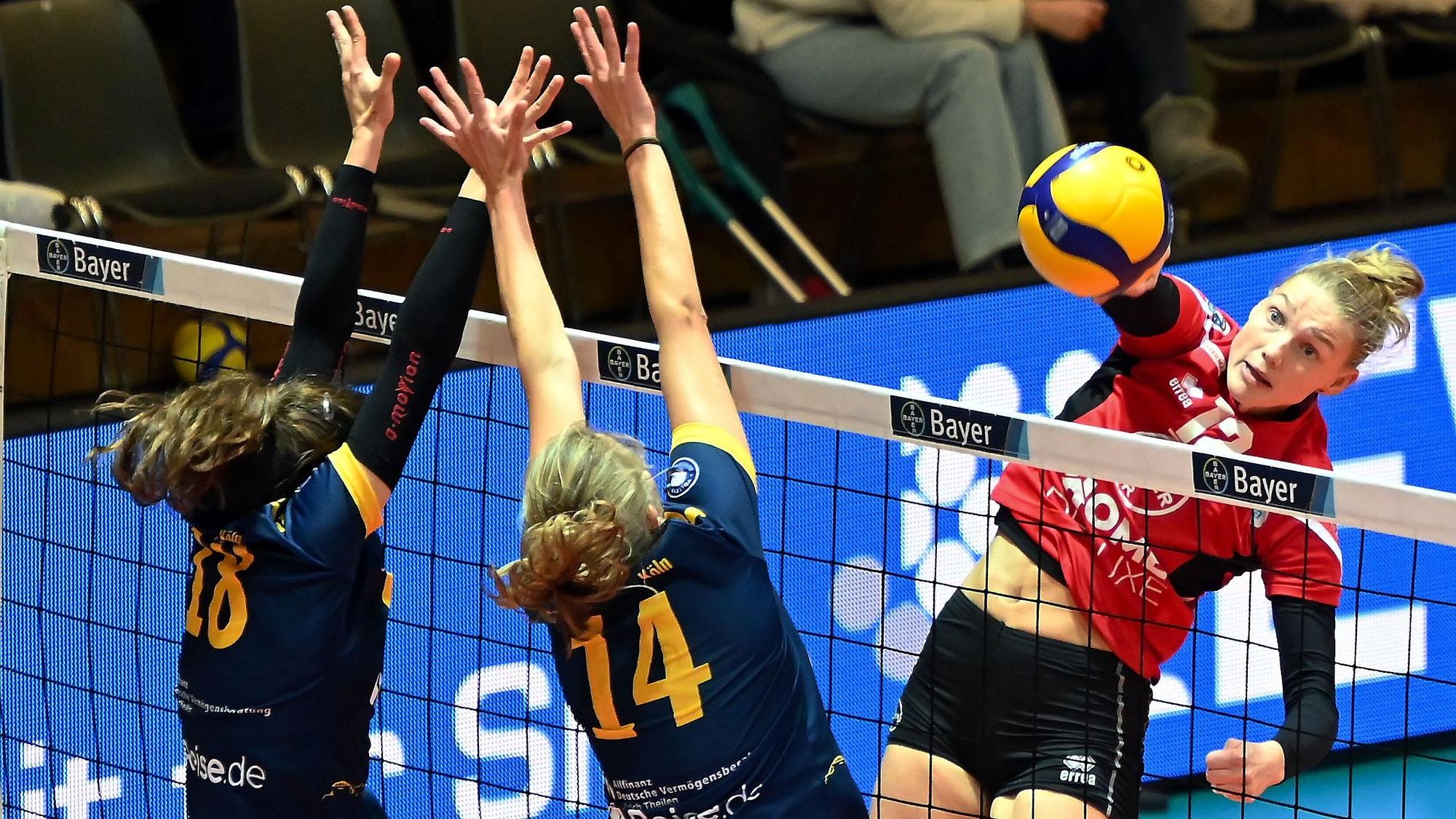 16.12.2023, Volleyball-Bayer Volleys-DSHS Köln
rechts: Laurine Vinkesteijn (Bayer)
Foto: Uli Herhaus