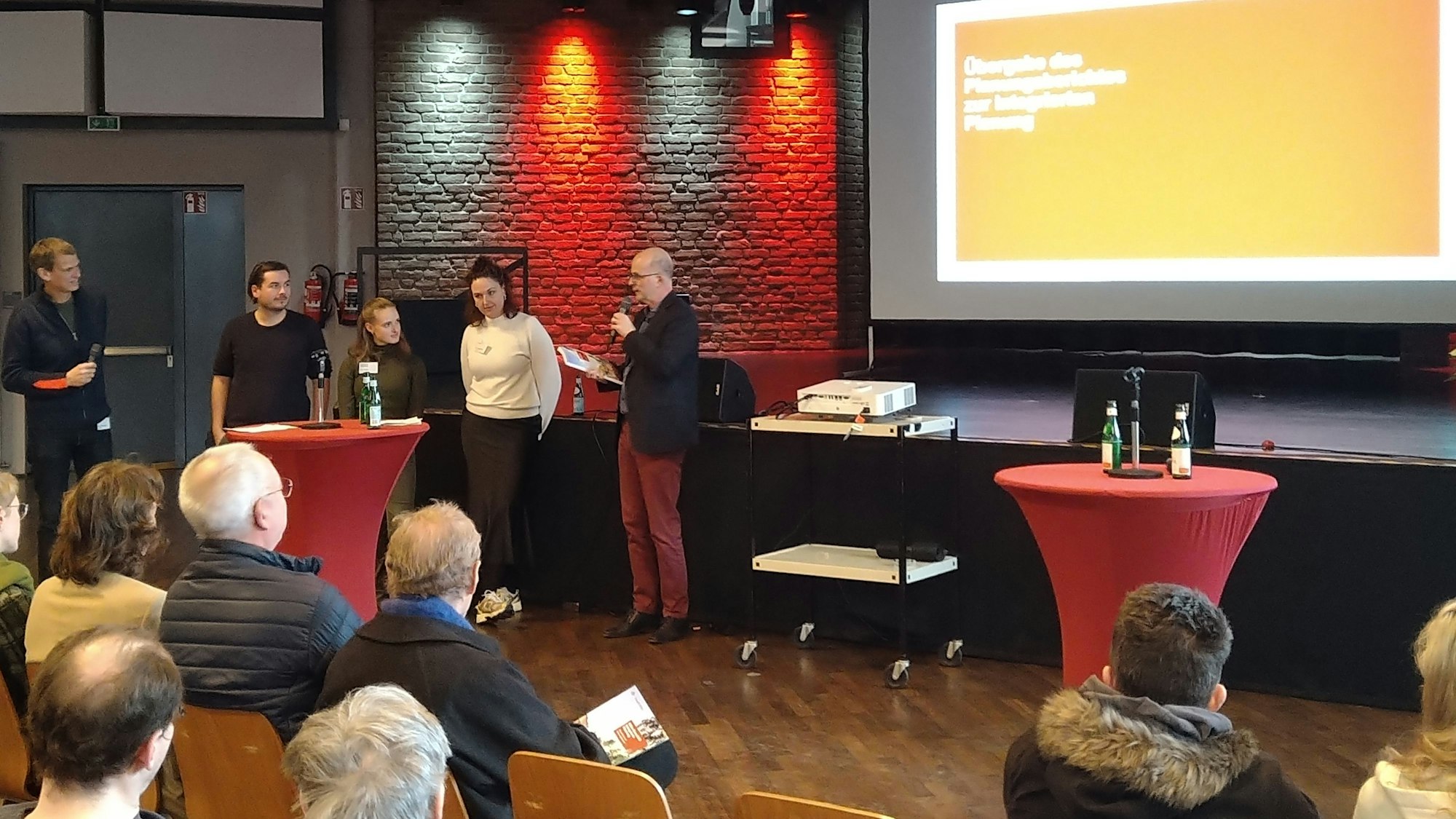 Baudezernent Markus Greitemann nahm den Planungsbericht entgegen.