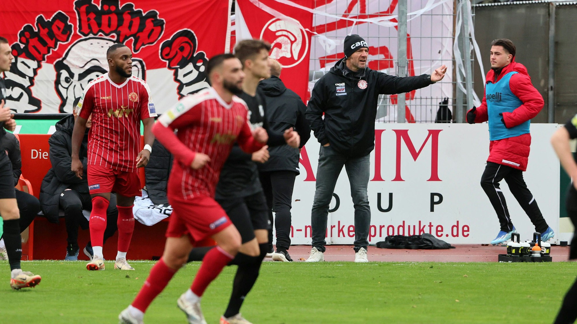 SC Fortuna Köln vs. Rödinghausen, 4.Liga, hinten: Trainer Markus von Ahlen Fortuna, 25.11.2023, Bild: *** SC Fortuna Köln vs Rödinghausen, 4 Liga, behind coach Markus von Ahlen Fortuna , 25 11 2023, picture