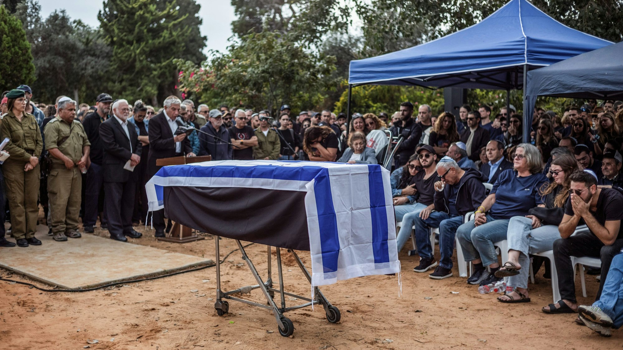 Angehörige und Freunde nehmen an der Beerdigung einer der drei israelischen Geiseln teil, die irrtümlich durch Beschuss israelischer Soldaten getötet wurden.