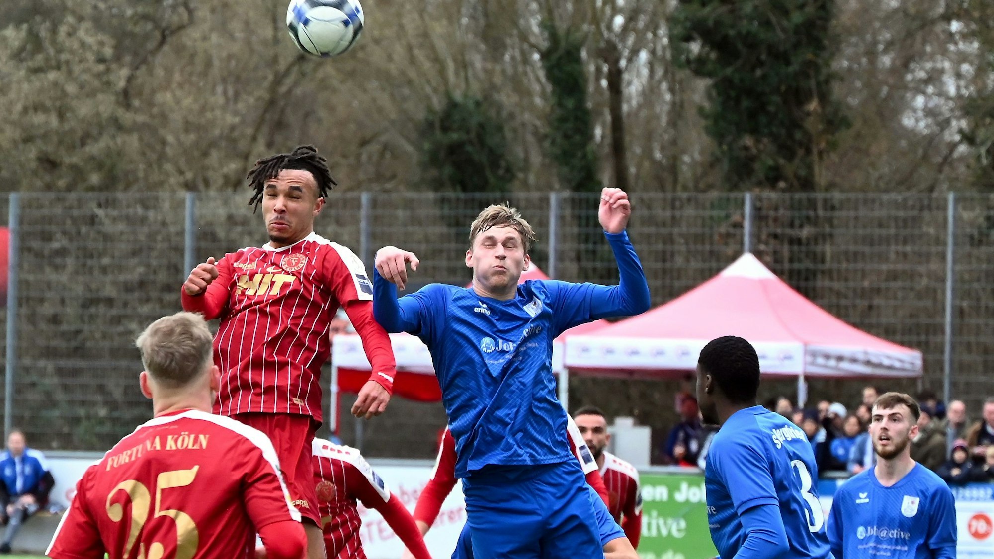 16.12.2023, Fussball Bitburger-Pokal
SV Bergfried Leverkusen - S.C. Fortuna Köln
links: Joshua Eze (Fortuna)
rechts: Tobias Zahn (Bergfried)
Foto: Uli Herhaus