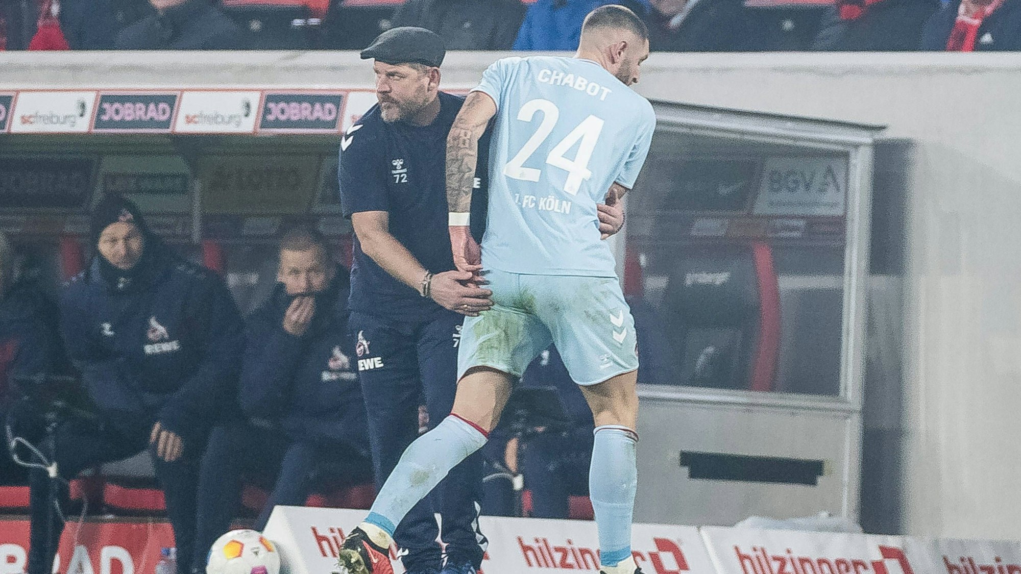 Kölns Trainer Steffen Baumgart versucht FC-Verteidiger Jeff Chabot nach dessen Ampelkarte zu trösten.