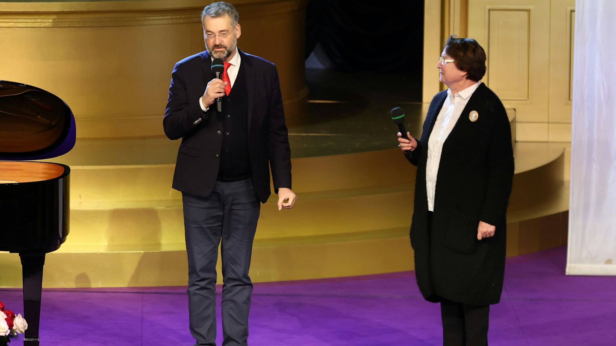 16.12..2023
Köln:
Traditionelle Rotkreuz-Benefizmatinee für Menschen in Not. Auch eine große Rotkreuz-Tombola mit zahlreichen attraktiven Preisen sowie der Kostümverkauf aus dem Opernfundus gehören zum Rahmenprogramm der beliebten Veranstaltung.
Foto: Martina Goyert