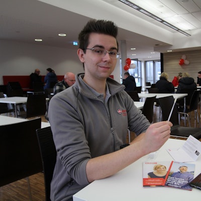 Ein Mann mit einem Wattestäbchen für eine Speichelprobe