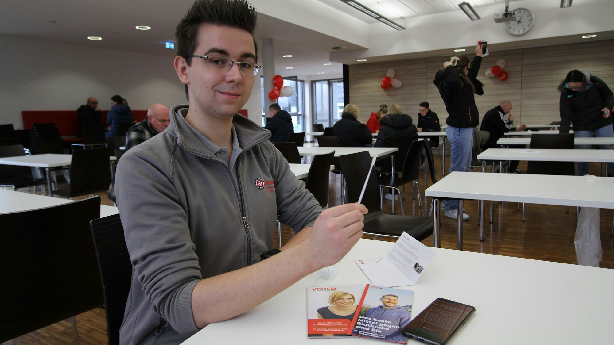 Ein Mann mit einem Wattestäbchen für eine Speichelprobe