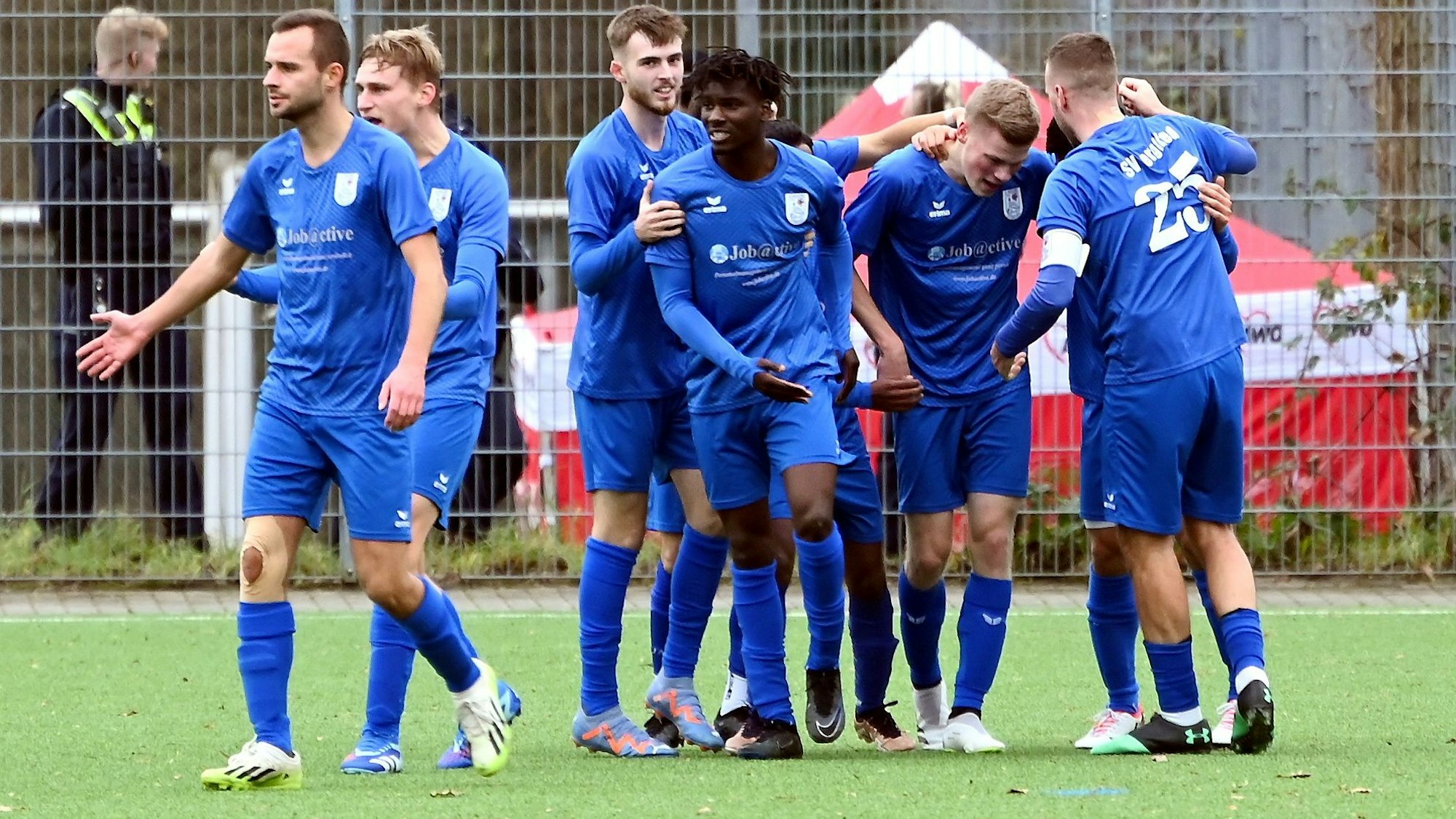 16.12.2023, Fussball Bitburger-Pokal
SV Bergfried Leverkusen - S.C. Fortuna Köln
2.v.rechts: Till Juber (Bergfried) Torschütze zum 1:1
Foto: Uli Herhaus