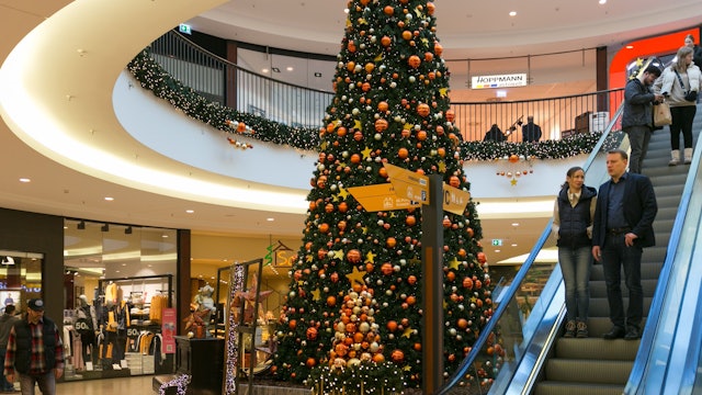 Das „Forum“ in Gummersbach ist im Weihnachtsgeschäft ein beliebtes Shoppingziel, rund 80 Läden und Dienstleister warten dort auf Kundschaft. Centermanager Klaus Kricks ist mit den Umsätzen dort zufrieden. Unser Bild zeigt den großen Weihnachtsbaum.